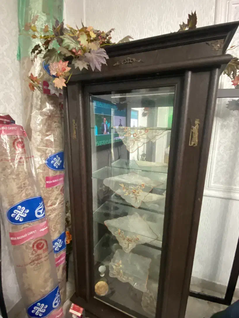 بوفه شیشه ای ۴ طبقه چراغ دار|بوفه، ویترین، کنسول|رشت, آزادگان|دیوار