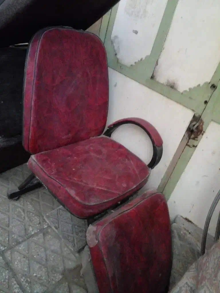 صندلی آرایشگاه با تلویزیون کار کرده|آرایشگاه و سالنهای زیبایی|بروجرد, |دیوار