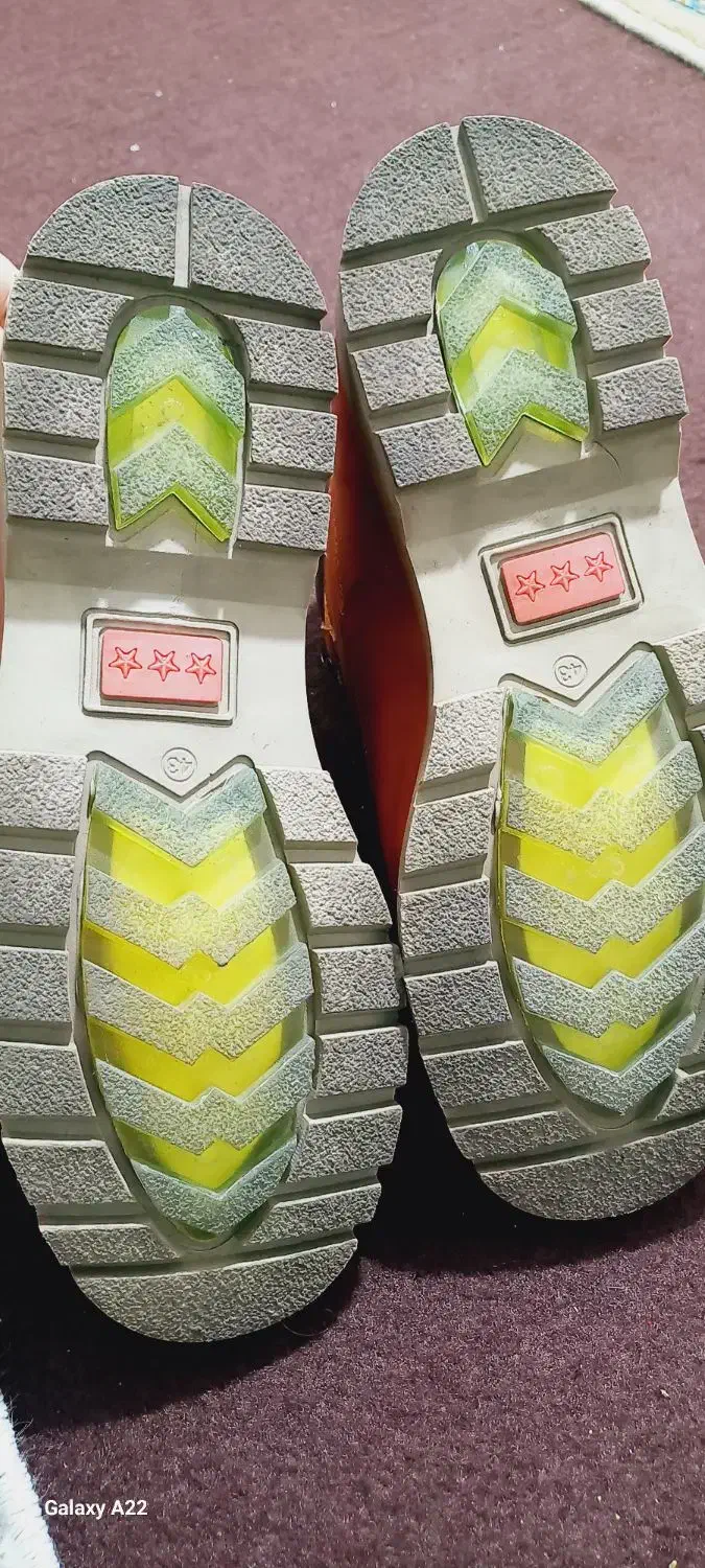 بوت   (کاترپیلار)  نو ..نو سایز  ۴۳|کیف، کفش، کمربند|پرند, فاز ۴|دیوار