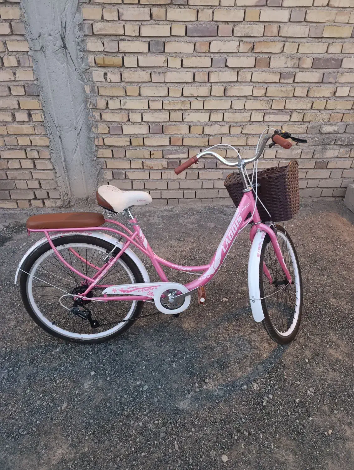 دوچرخه دخترانه|دوچرخه، اسکیت، اسکوتر|بافت, |دیوار