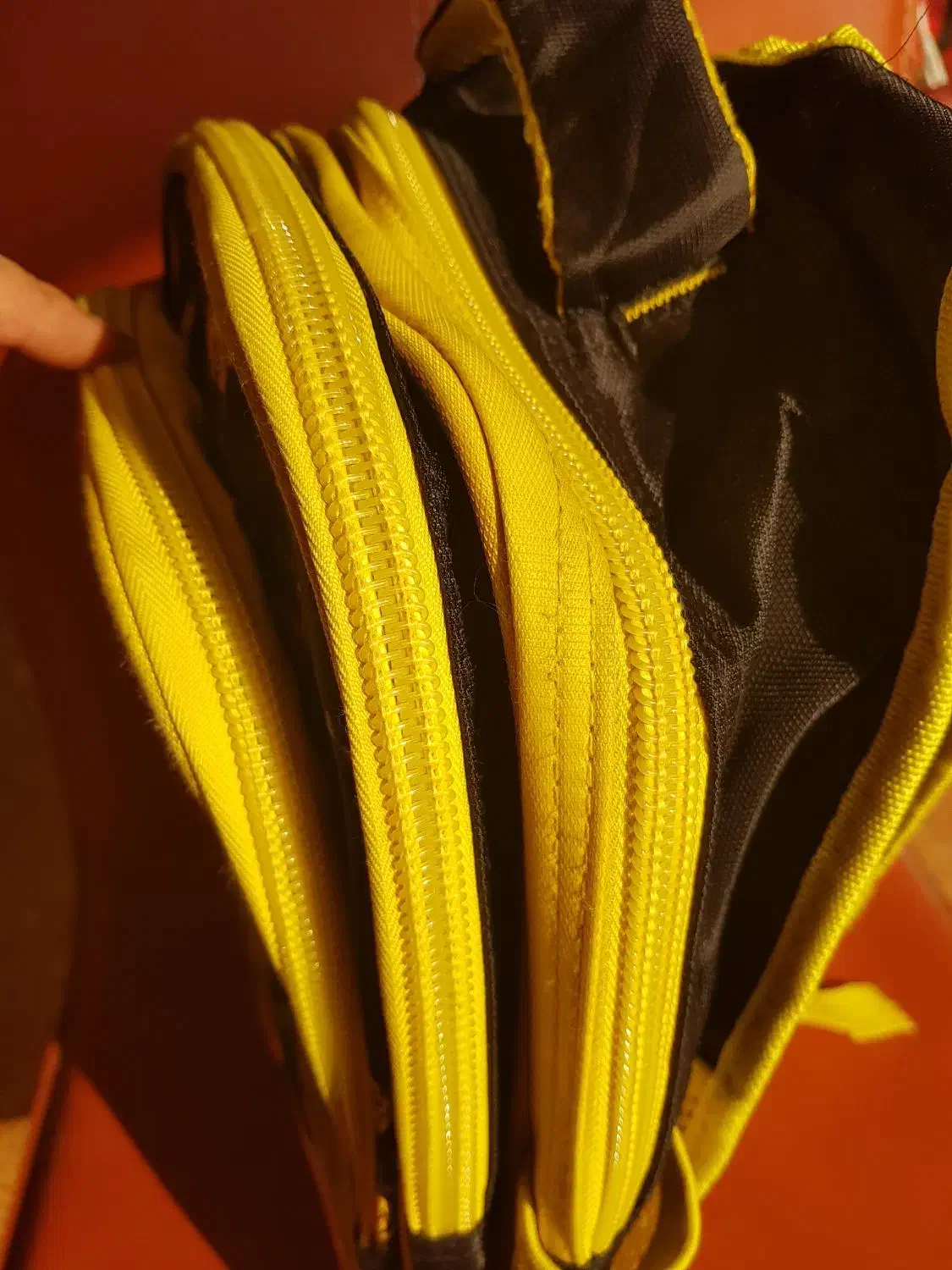 کیف مدرسه|کیف، کفش، کمربند|اصفهان, باغ زرشک|دیوار