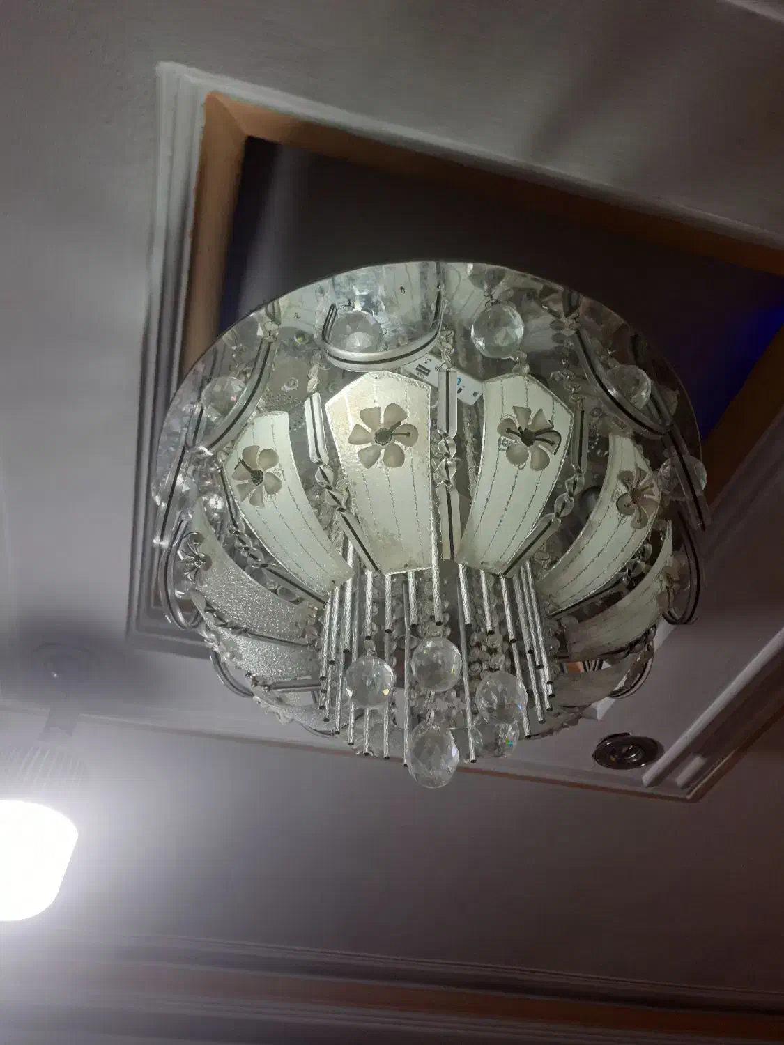 لوستر کریستالی موزیکال فلش خور بلوتوثی با چرخش|لوستر و چراغ آویز|قرچک, میرزائی جنوبی|دیوار