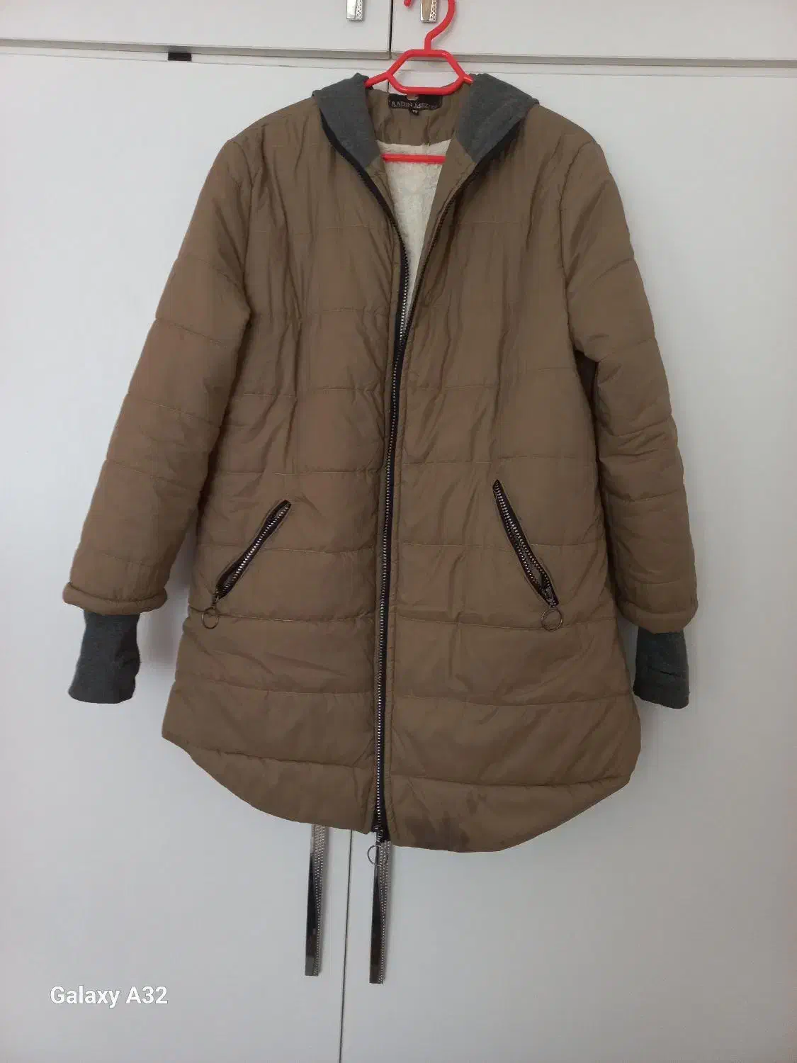 تعدادی پالتو و بارونی و لباس زنانه|لباس|لنگرود, |دیوار