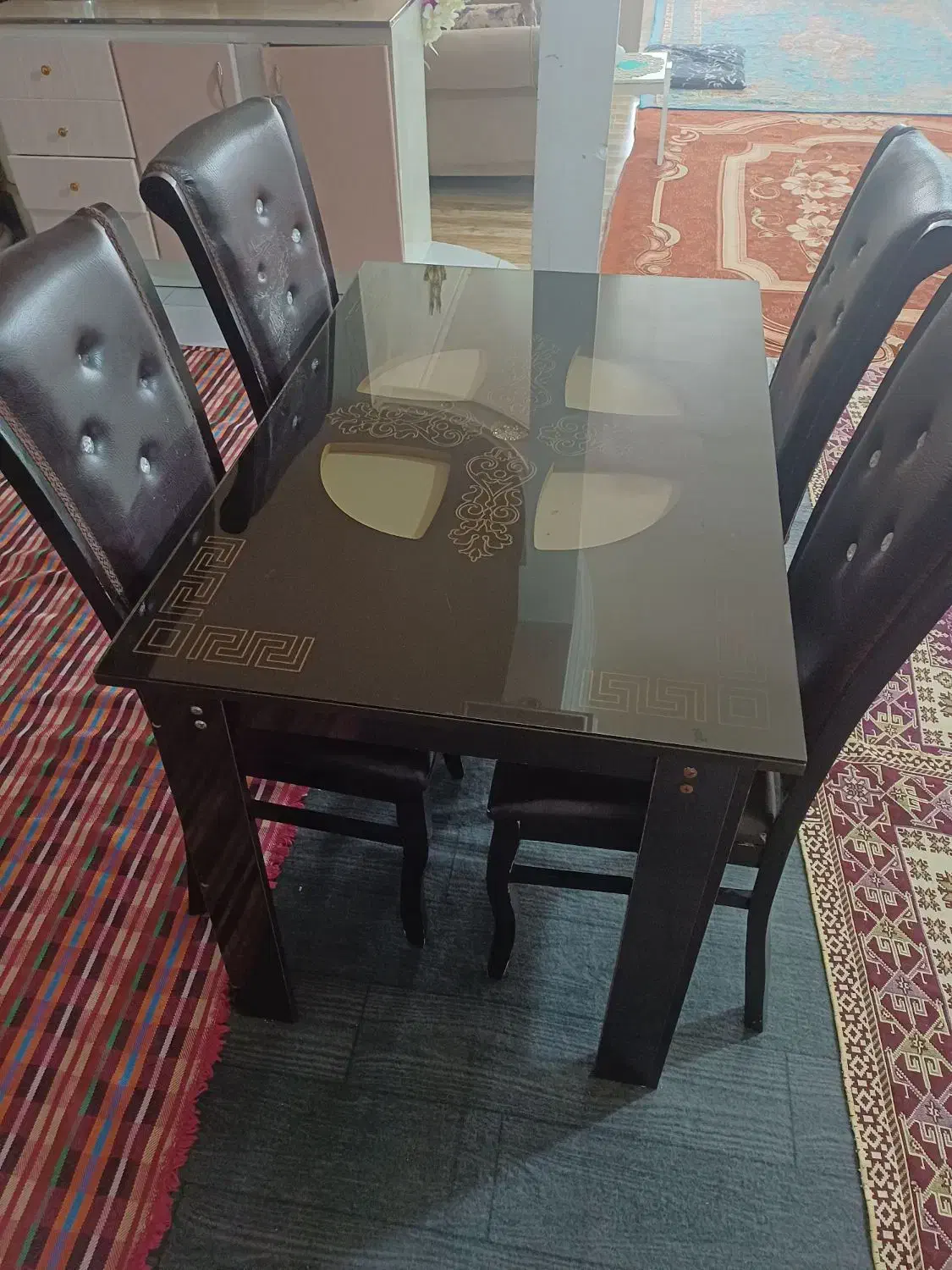 مبلمان ۴ نفره|میز و صندلی غذاخوری|خوی, |دیوار