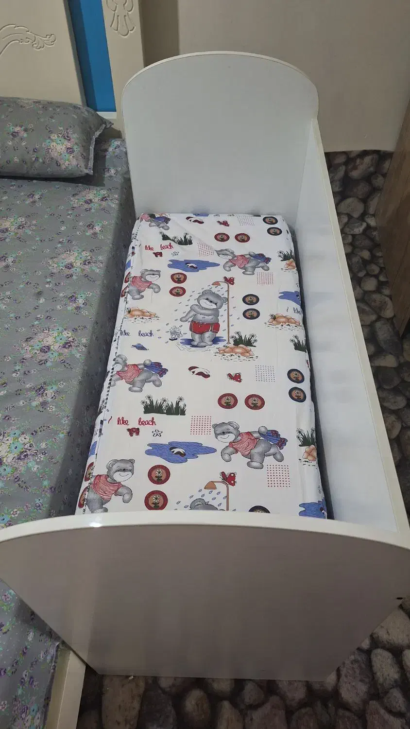 تخت کودک کنار تخت مادر|تخت و صندلی بچه|شاهین‌شهر, مسکن مهر|دیوار