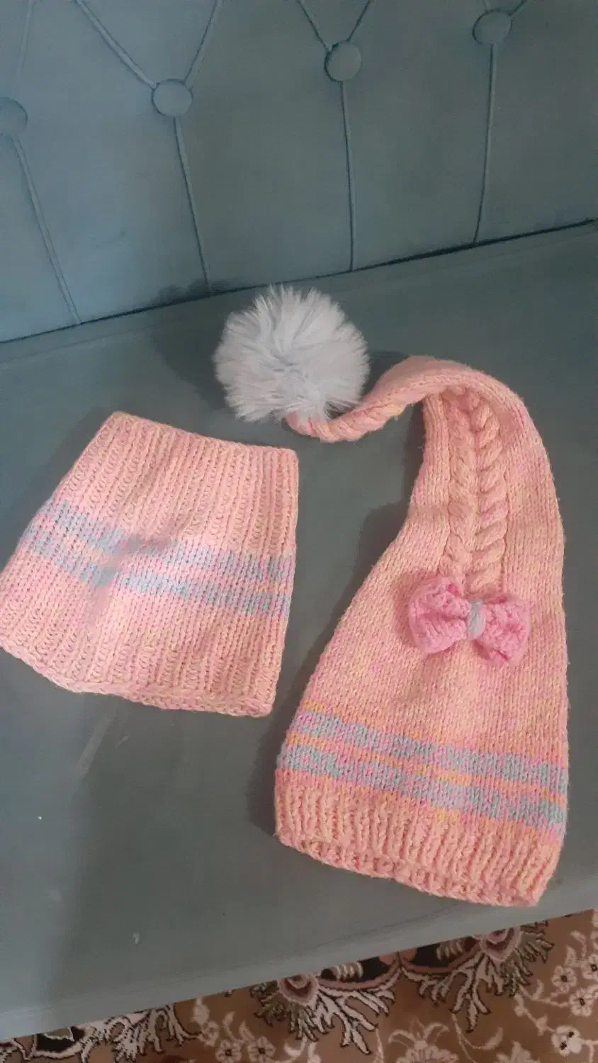 کلاه و شال گردن|لباس|ری, علایین|دیوار