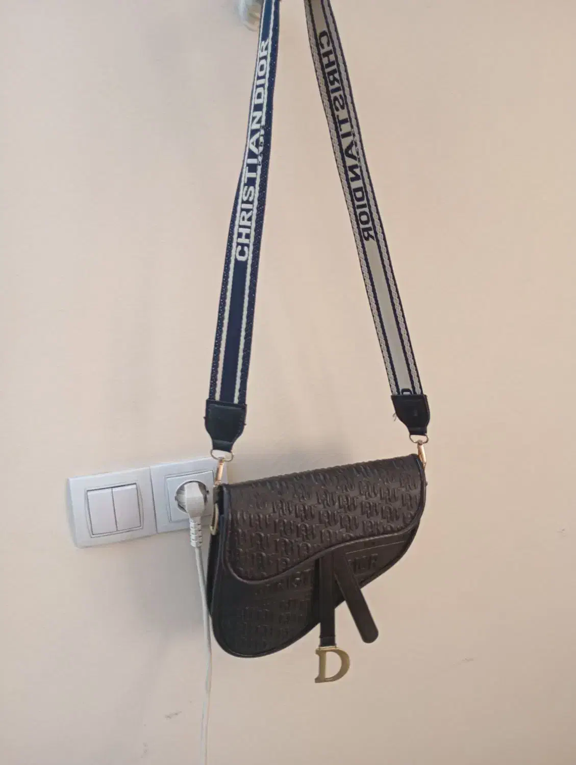 ست کیف و کفش و‌مانتو و شال|کیف، کفش، کمربند|اصفهان, باغ دریاچه|دیوار