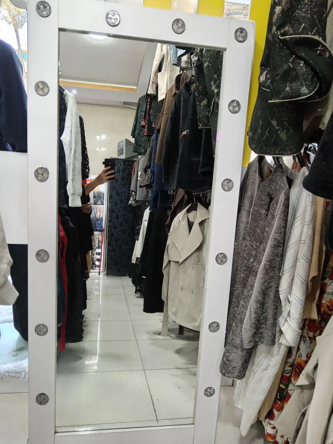 اینه قدی سالم تمام لامپا کم مصرف وسالم هستن|آینه|نجفآباد, یزدانشهر|دیوار