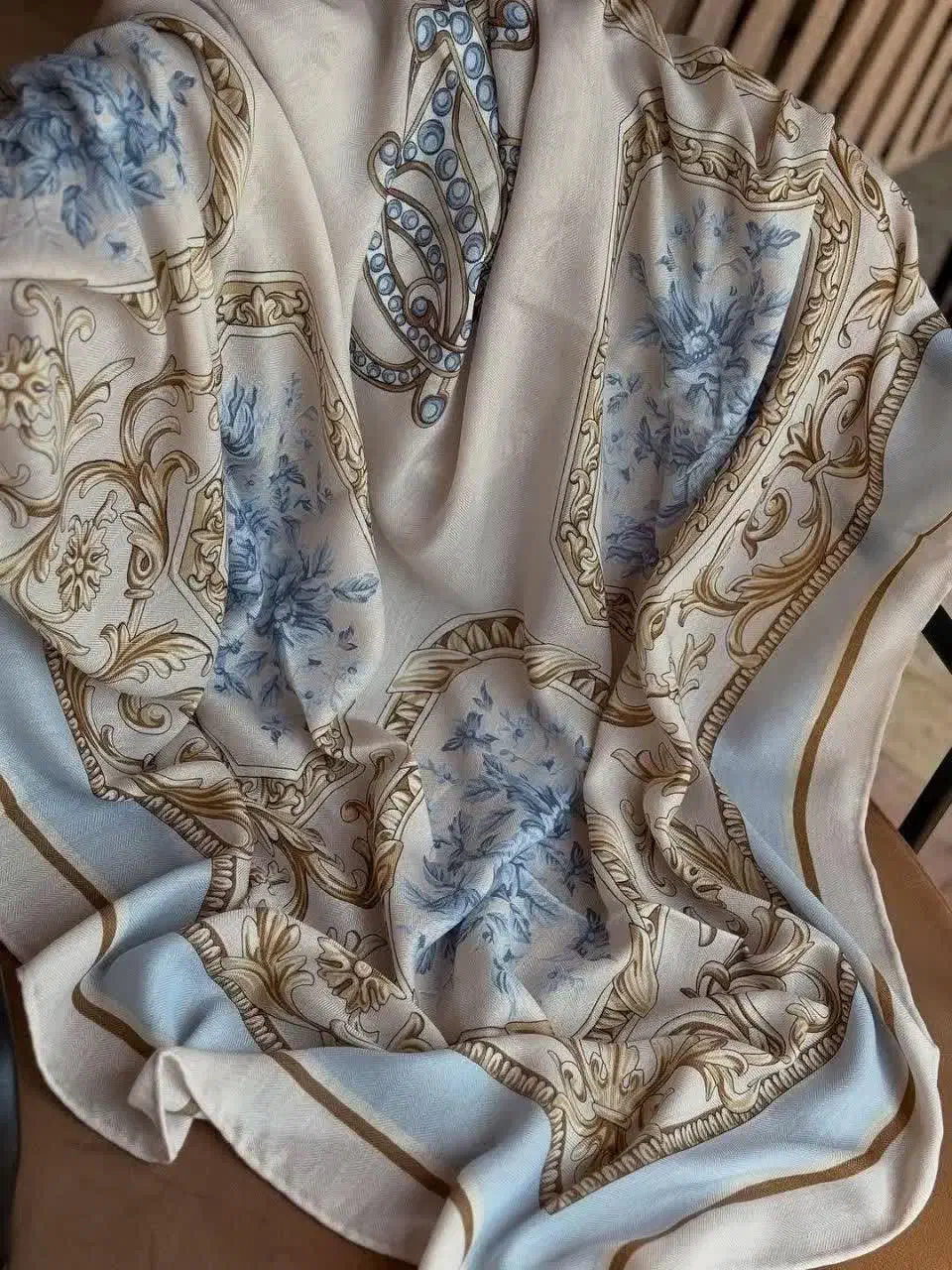 روسری نخی پائیزه|لباس|رشت, پیرکلاچای|دیوار