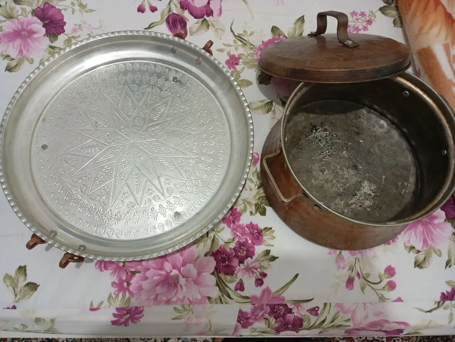 قابلمه و سینی گرد پایه دار مسی|ظروف پختوپز|خوی, |دیوار