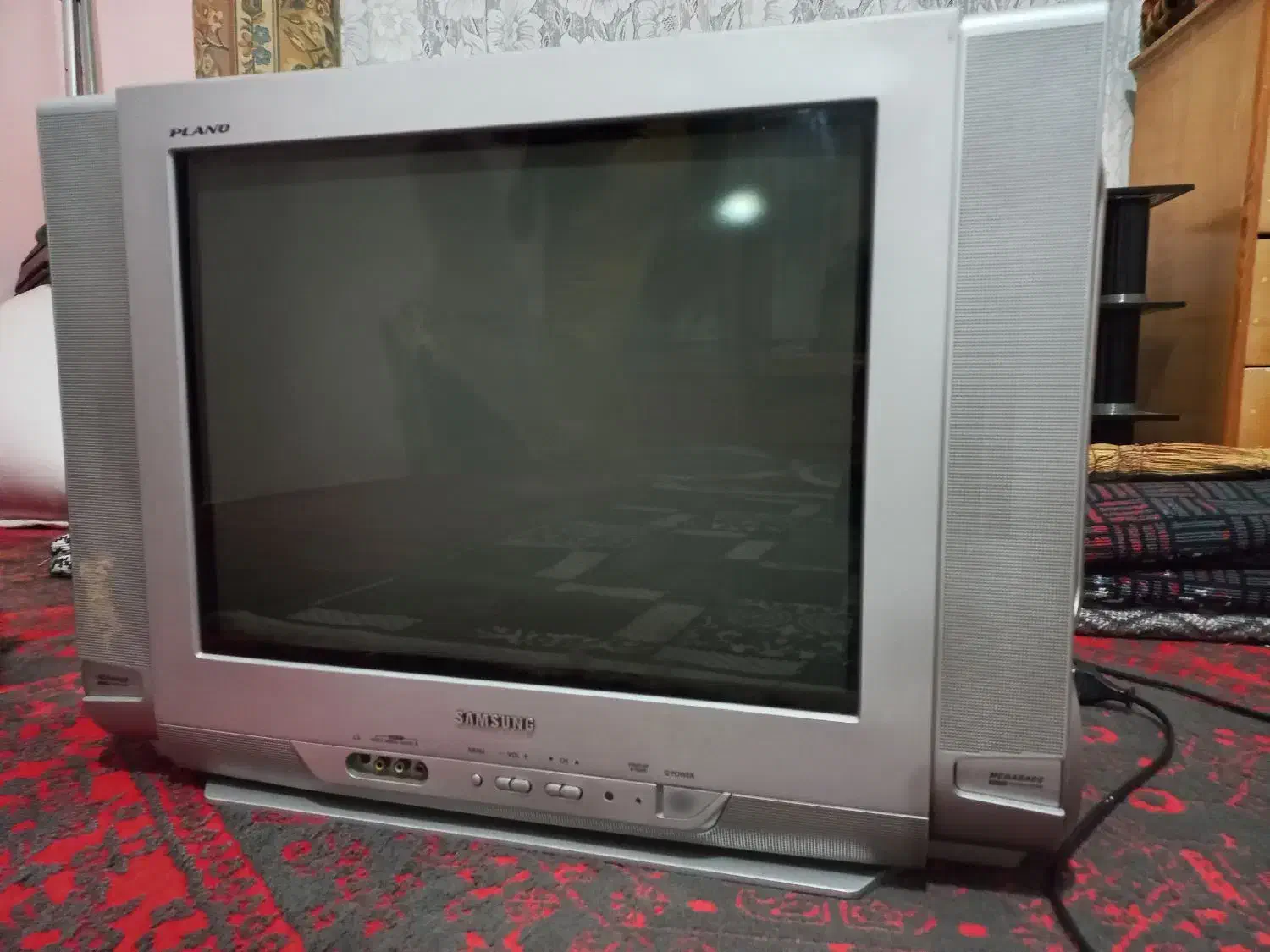 تلویزیون به همراه میز تلویزیون|تلویزیون و پروژکتور|چالوس, |دیوار