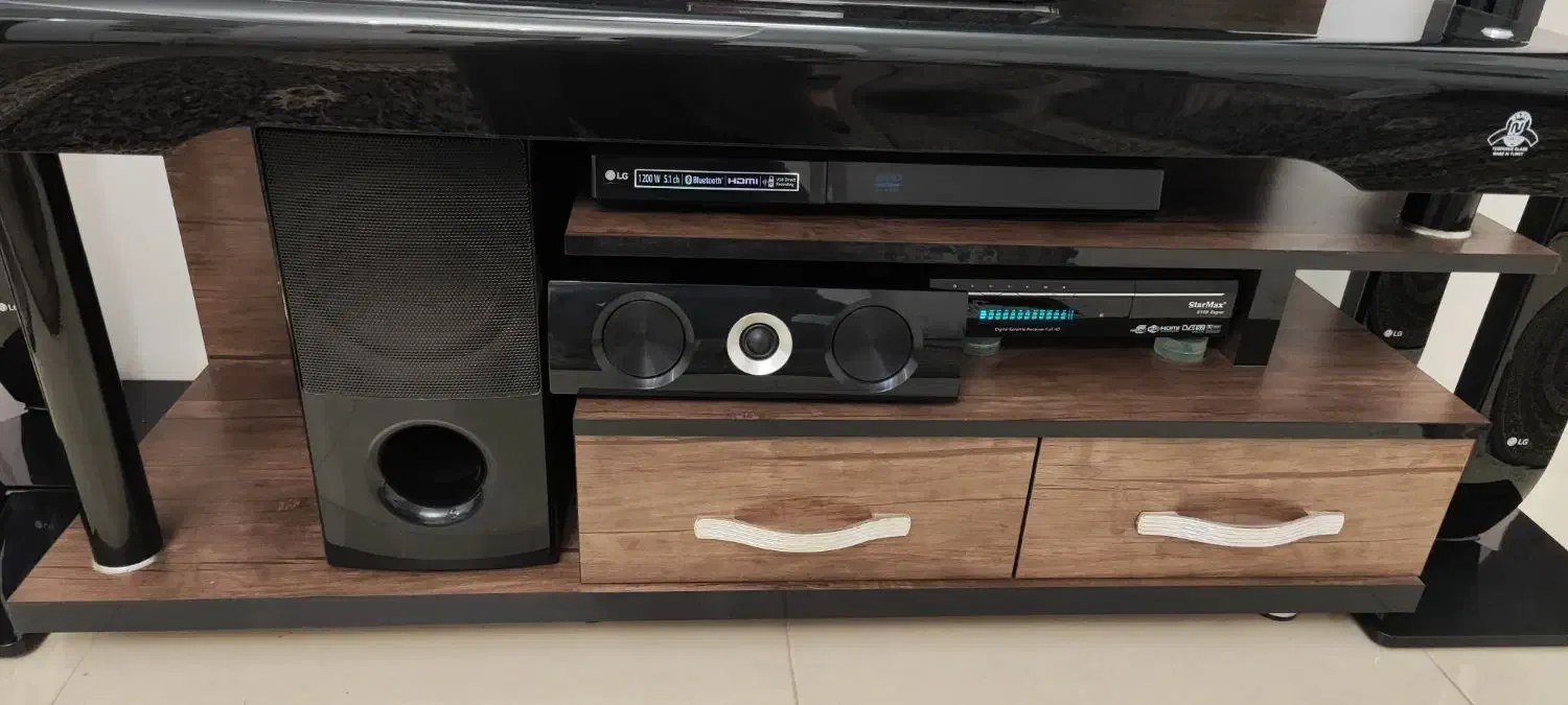 ال ای دی سونی با میز و سینمای خانواده|تلویزیون و پروژکتور|قزوین, |دیوار