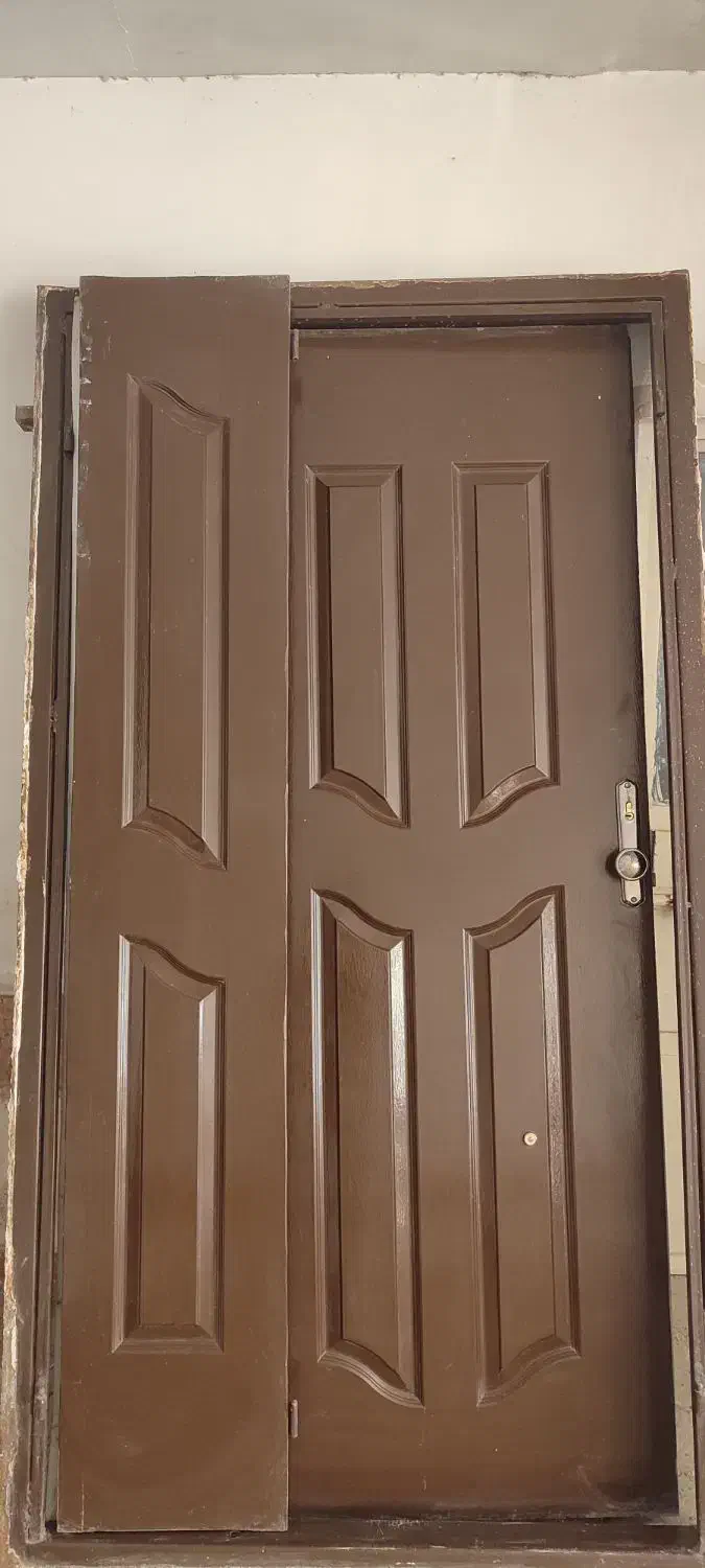 درب ورودی واحد آپارتمان به همراه حفاظ آهنی|مصالح و تجهیزات ساختمان|کاشمر, |دیوار