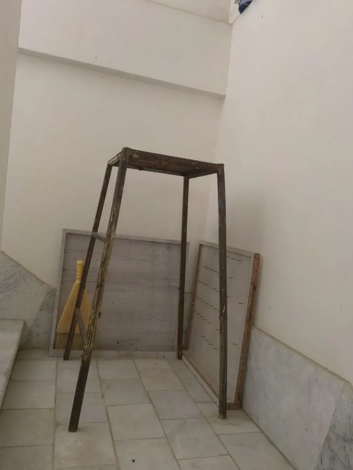 چهار پایه اهنی|صندلی و نیمکت|گنبد کاووس, |دیوار