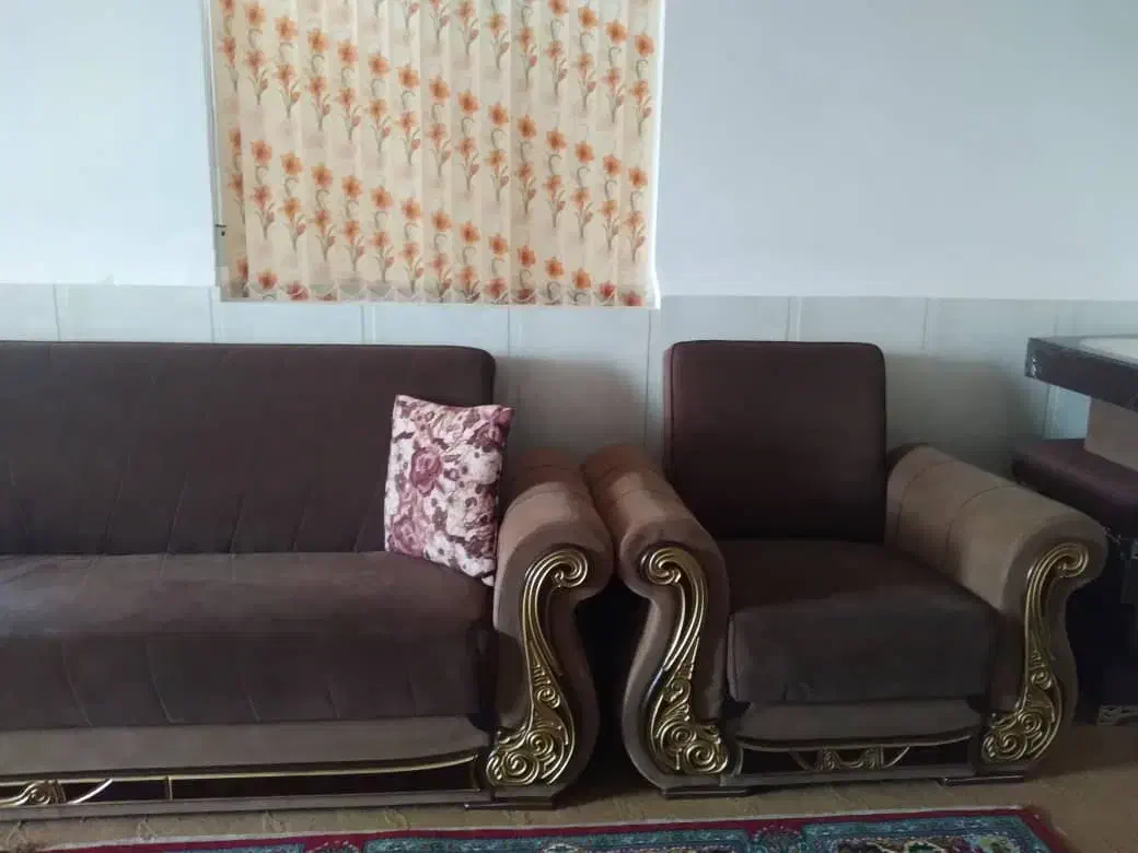 مبل راحتی به همراه جلو مبلی تمیز|مبلمان خانگی و میز عسلی|سلماس, |دیوار