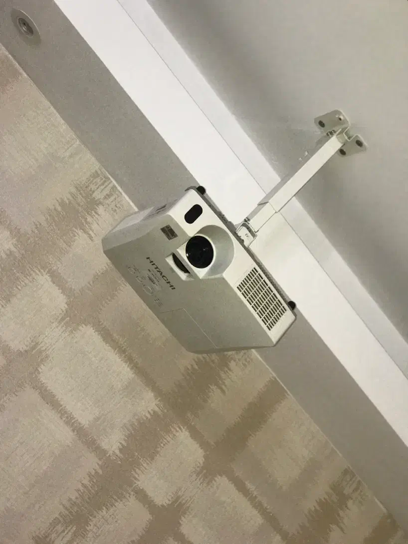 ویدئو پروژکتور هیتاچی با پایه سقفی|تلویزیون و پروژکتور|کرج, کوی فرهنگ|دیوار