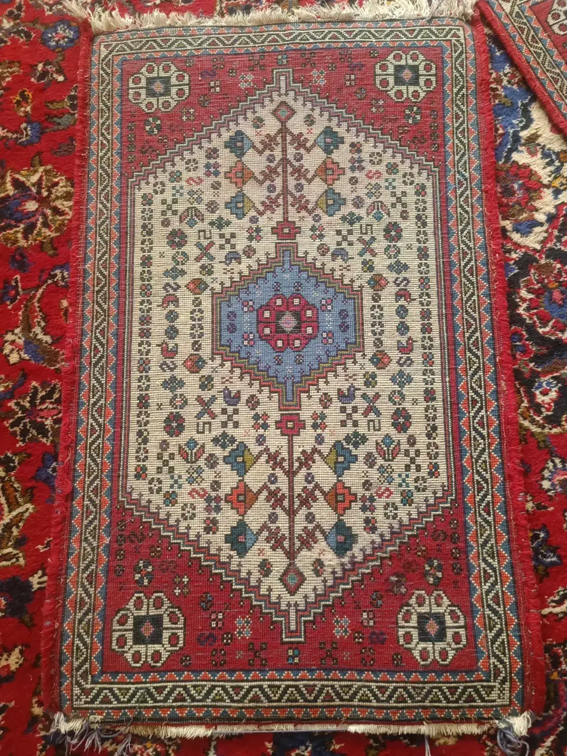 به جفت قالیچه تمیز وسالم|فرش|صدرا-فارس, فاز ۱|دیوار