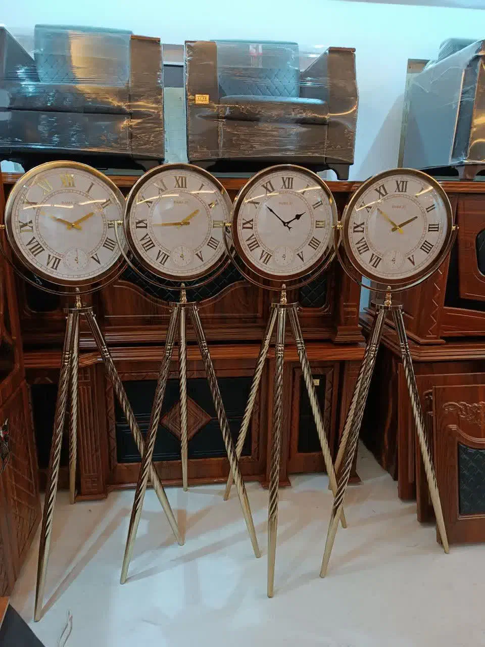 ساعت ایستاده پایه طلایی زیر قیمت کل بازار|ساعت دیواری و تزئینی|خوی, |دیوار