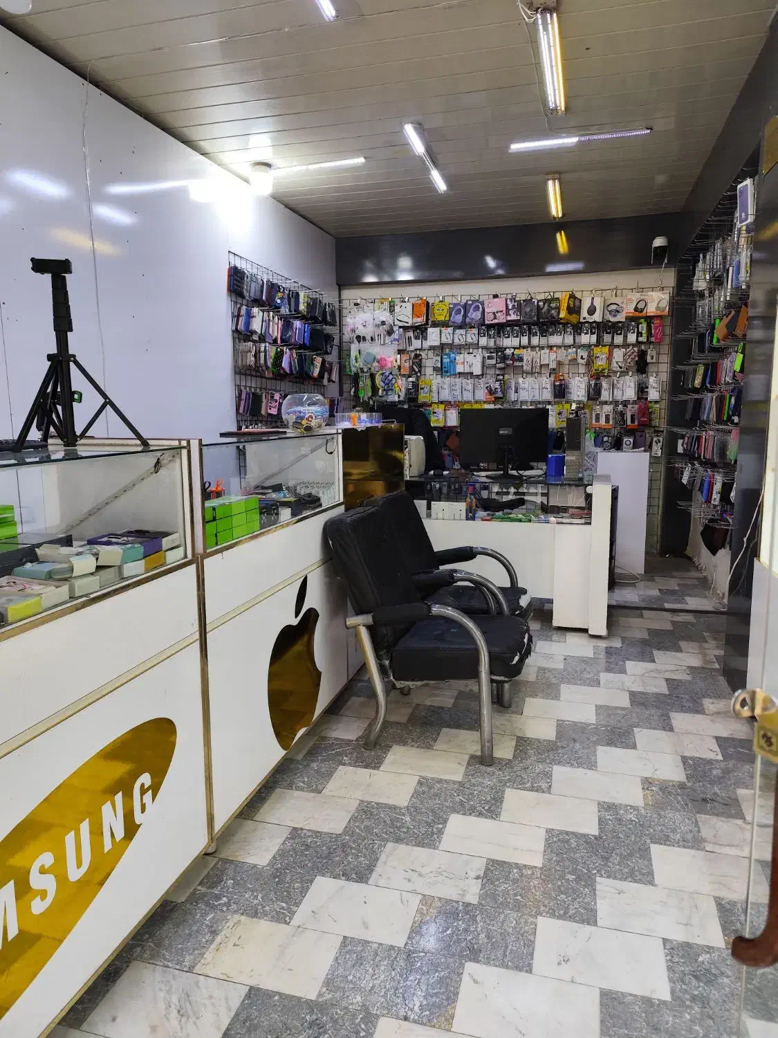 شاگرد موبایل فروشی|استخدام خدمات فروشگاه و رستوران|نجفآباد, یزدانشهر|دیوار