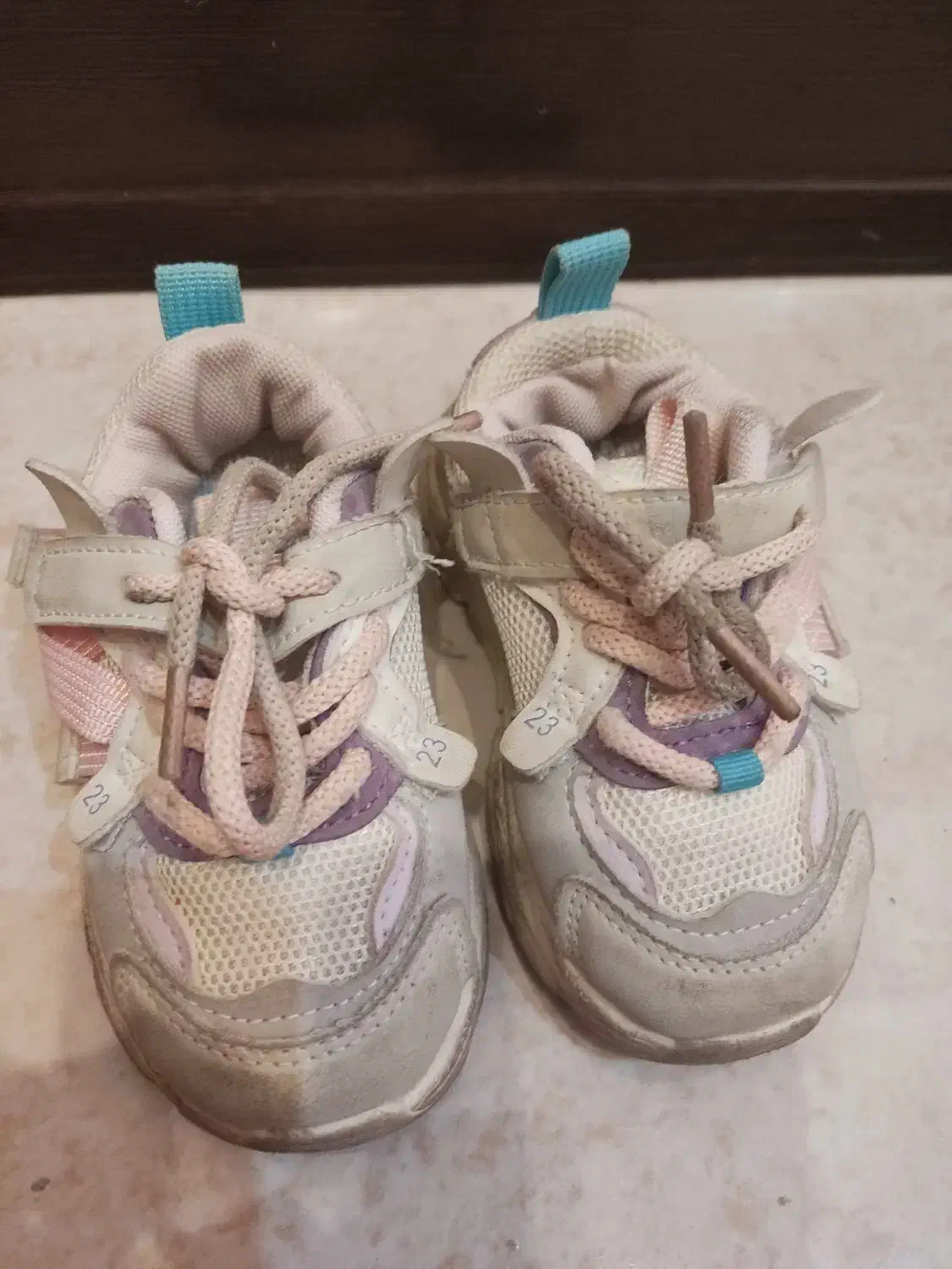 تعدادی وسایل بچه|کفش و لباس بچه|شیراز, زرهی|دیوار