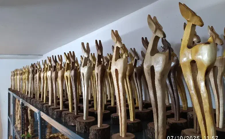 مجسمه چوبی (غزال چوبی) چوب گردو|مجسمه، تندیس، ماکت|قدس, شهرک صنعتی گلگون|دیوار