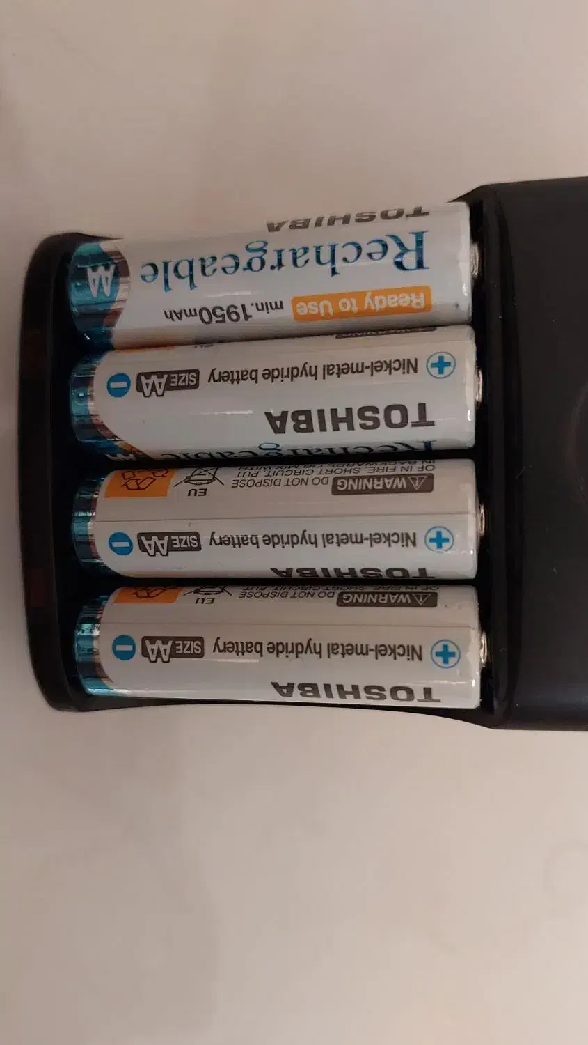 شارژر توشیبا بهمراه ۴ باتری قلمی قابل شارژ ۱۹۵۰|دوربین عکاسی و فیلم‌برداری|تهران, دکتر هوشیار|دیوار