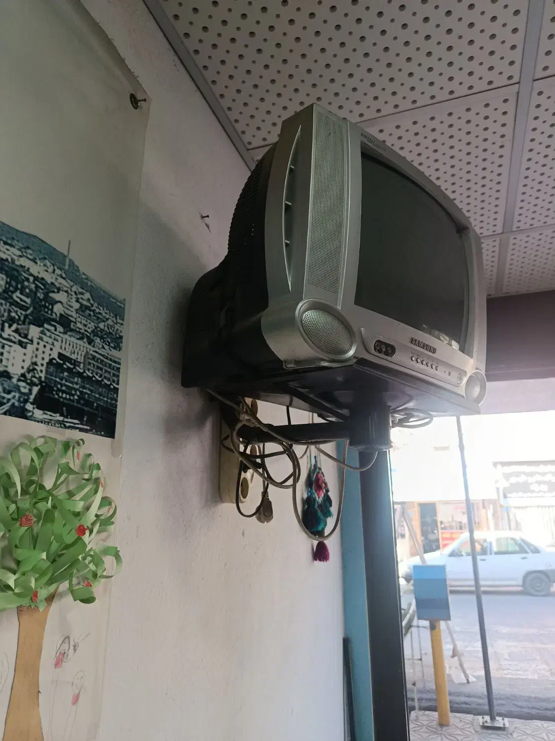 تلویزیون 14 با پایه دیوارکوب|تلویزیون و پروژکتور|مینودشت, |دیوار