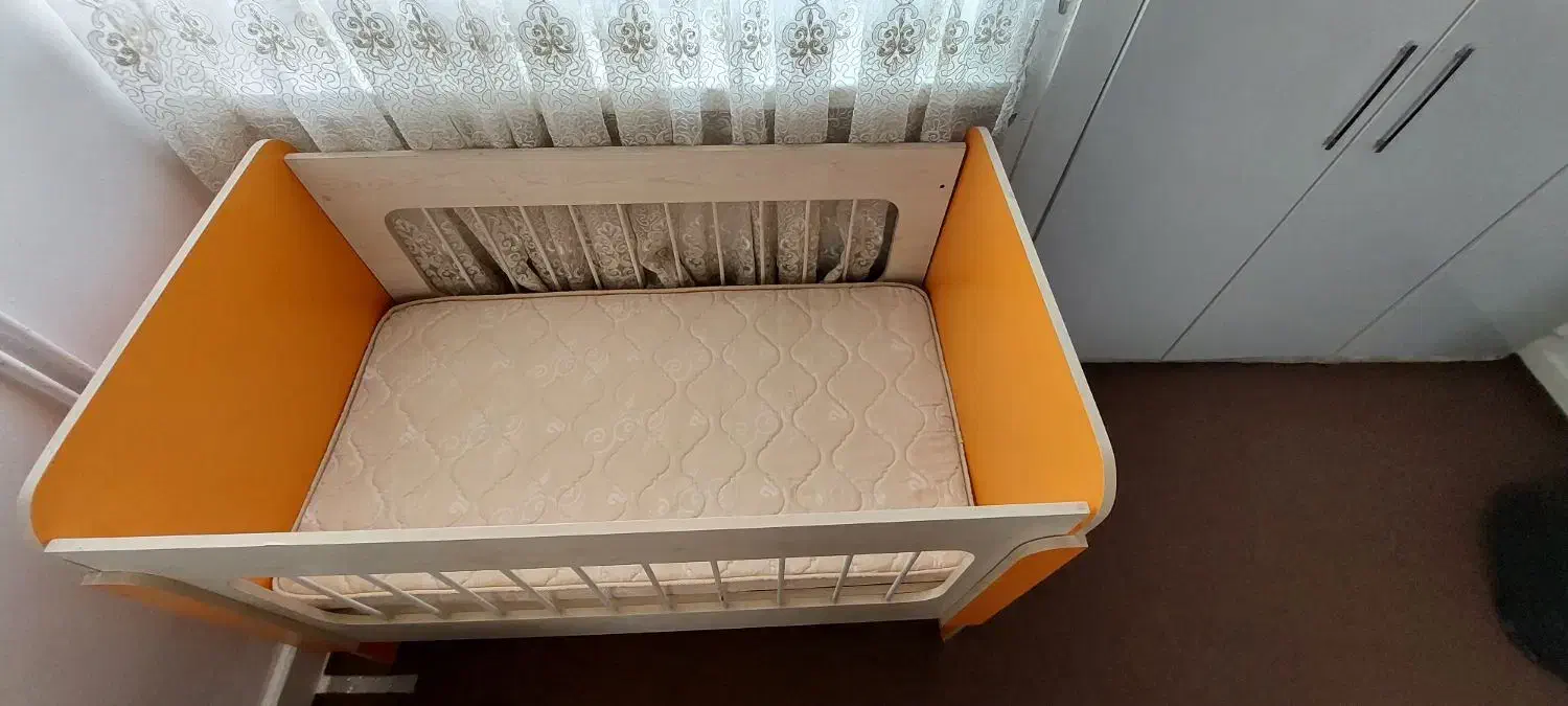 تخت خواب کودک به همراه تشک و  ویترین|تخت و سرویس خواب|کنارک, |دیوار