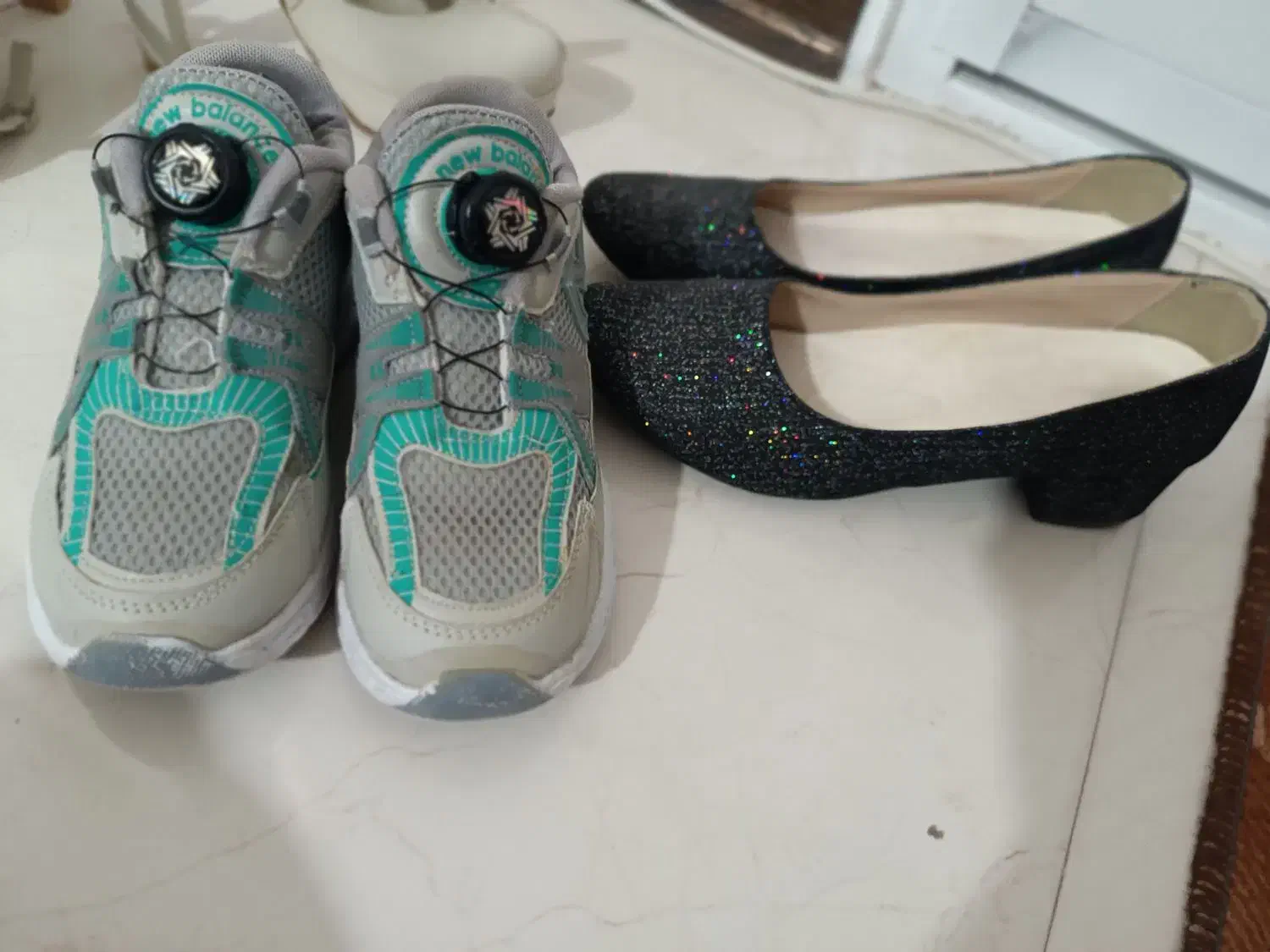 کفش|کیف، کفش، کمربند|پیشوا, |دیوار