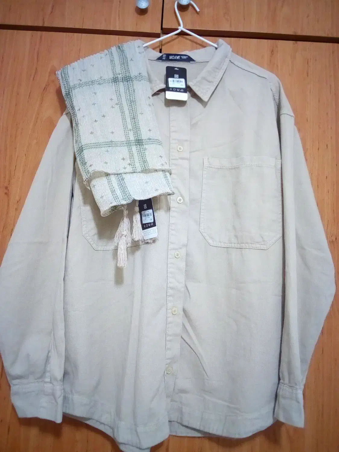 یک عدد مانتو به همراه شال|لباس|رشت, دروازه لاکان|دیوار