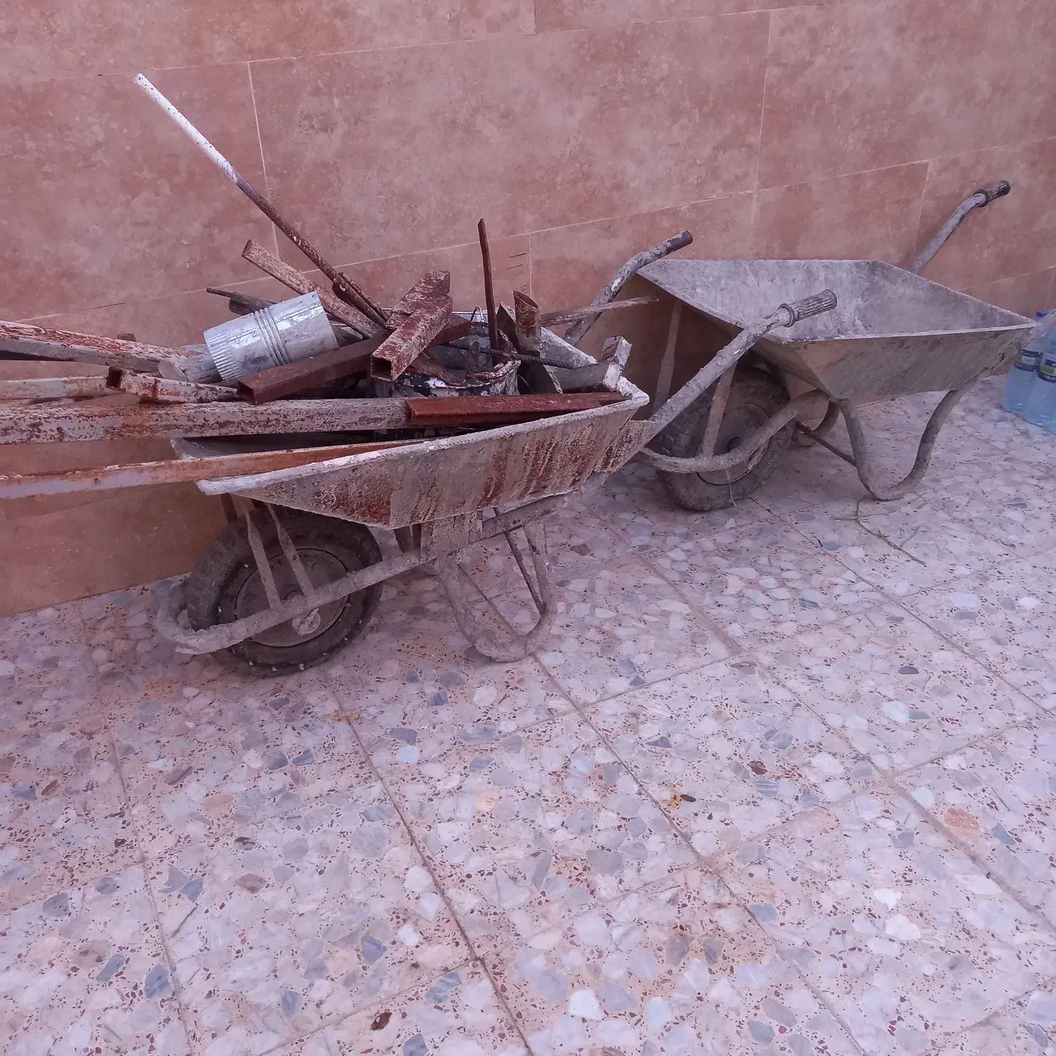 دو فرغون با سه بشکه زیرپایی و یک تخته زیرپایی|مصالح و تجهیزات ساختمان|بابلسر, |دیوار