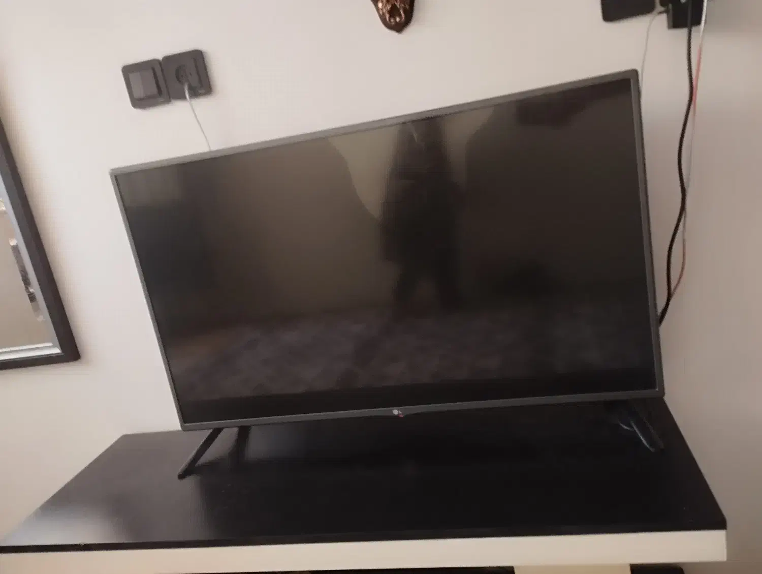 تلویزیون 42 اینچ همراه با میز تلویزیون|تلویزیون و پروژکتور|شاهرود, |دیوار