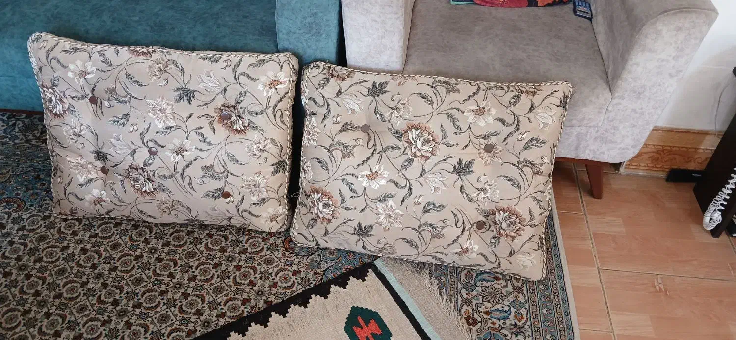 پشتی ۱جفت سنگین توپر وسالم طرح گل|پشتی|شیراز, لاله|دیوار