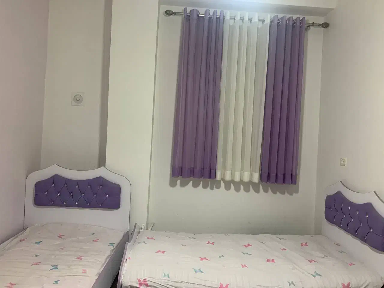 دو عدد تخت و یک کمد و یک پرده پانچی|تخت و سرویس خواب|ساری, |دیوار