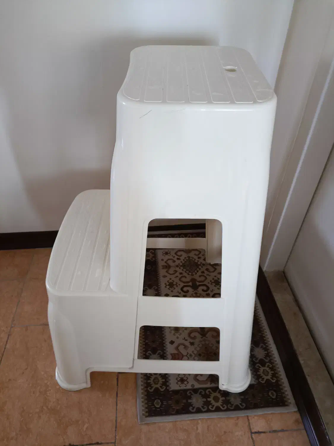 چهار پایه پلاستیکی ناصر|صندلی و نیمکت|پردیس, فاز ۱|دیوار