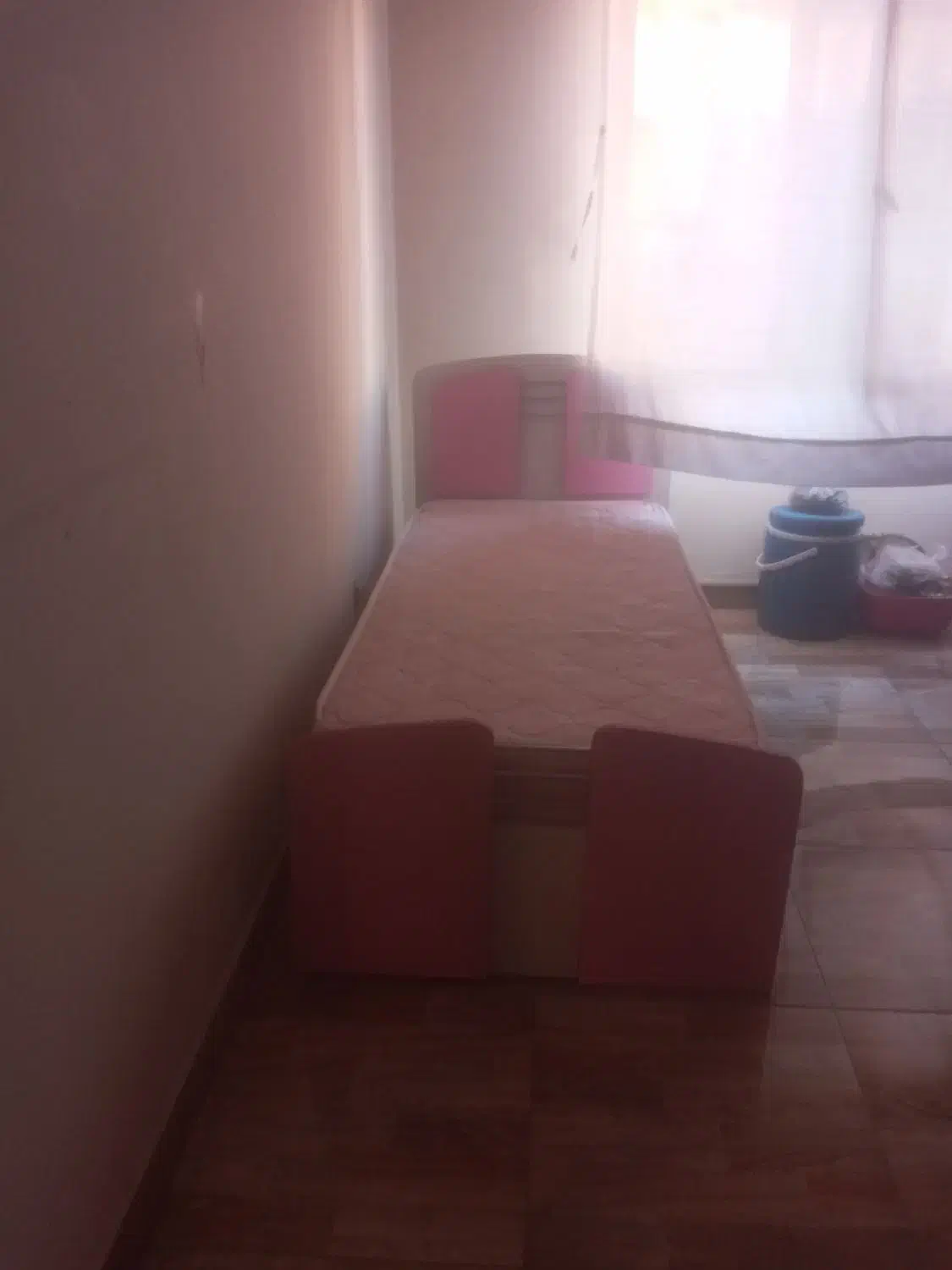 تخت ومیز تحریر  با پرده اتاق|تخت و سرویس خواب|کرج, دولت‌آباد|دیوار