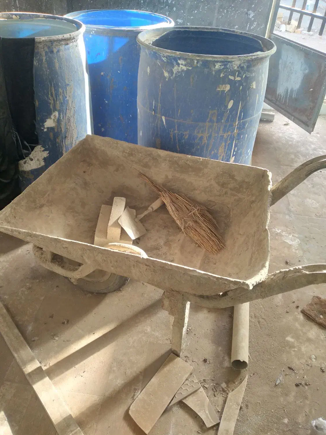 فرغون و بشکه|ابزارآلات|کاشان, باغ ماجد|دیوار