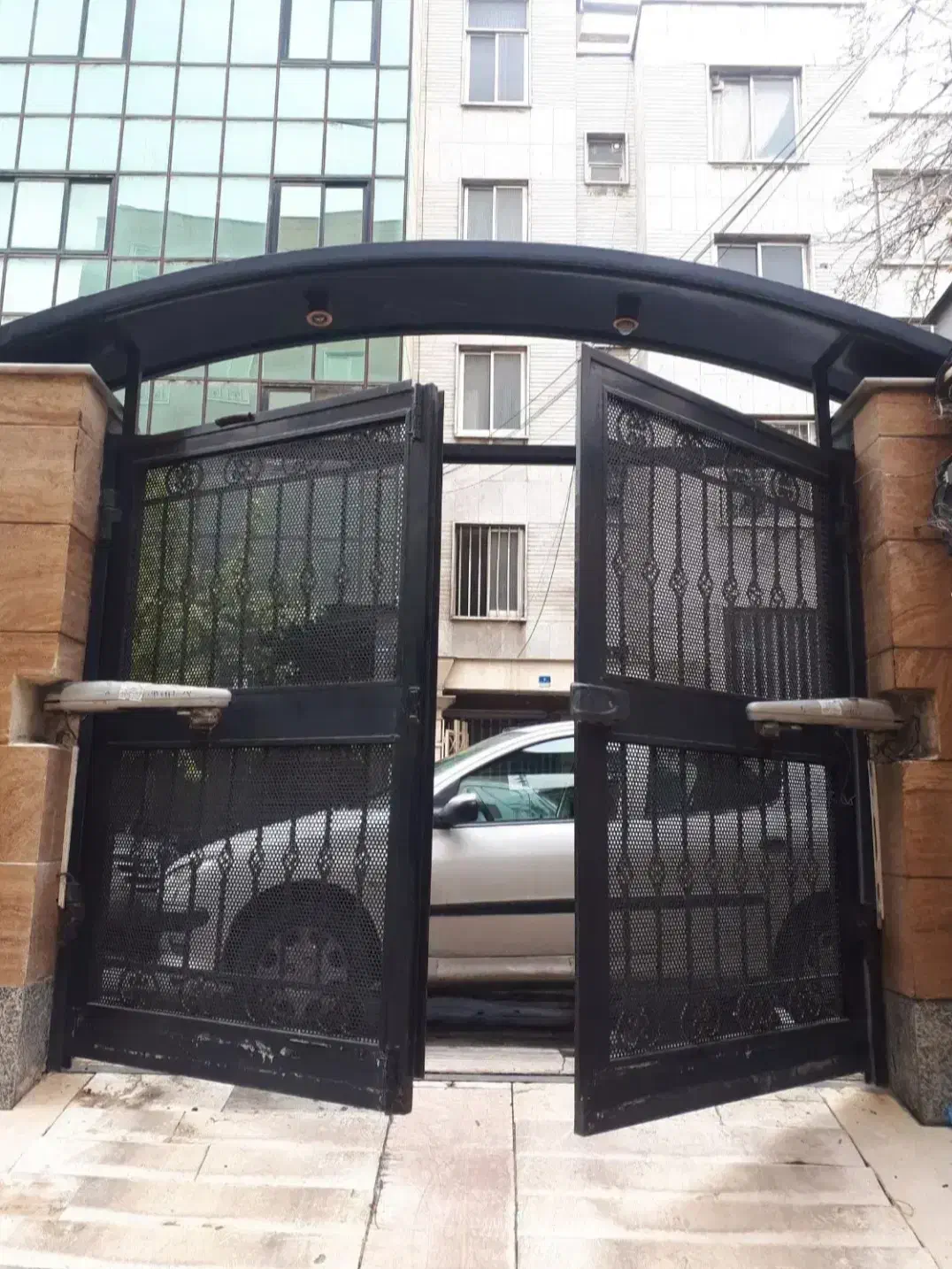 کرکره برقئ فولادی-کرکره پارکینگ فول پانچ|مصالح و تجهیزات ساختمان|چهارباغ, |دیوار