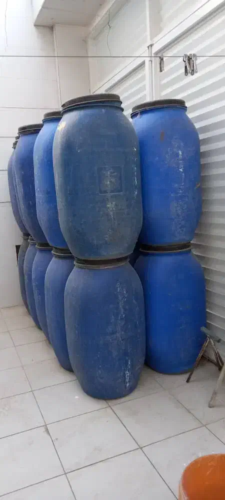 بشکه آبی رنگ خارجی|ظروف نگهدارنده، پلاستیکی، یک‌بارمصرف|بهبهان, |دیوار