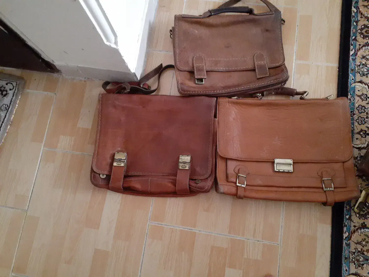 تعدای کیف چرم کیفت خوب|کیف، کفش، کمربند|رباطکریم, مسکن مهر آبشناسان|دیوار