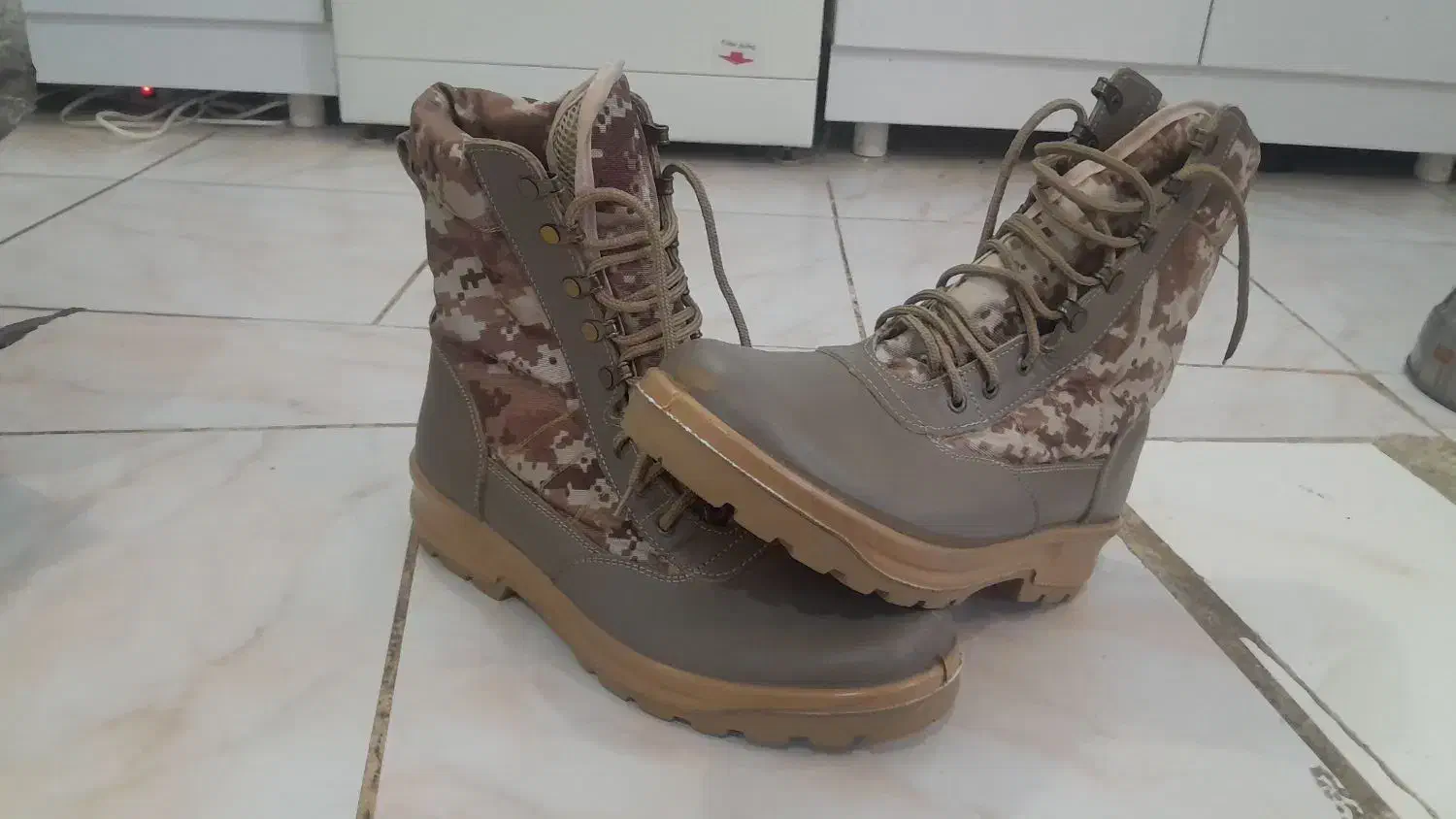 پوتین|کیف، کفش، کمربند|قروه, |دیوار