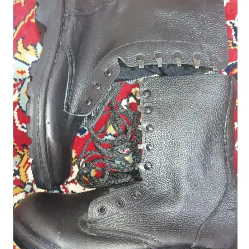 پوتین مشکی نظامی سگک دار|کیف، کفش، کمربند|تربت‌حیدریه, بوستان باغ ملی|دیوار