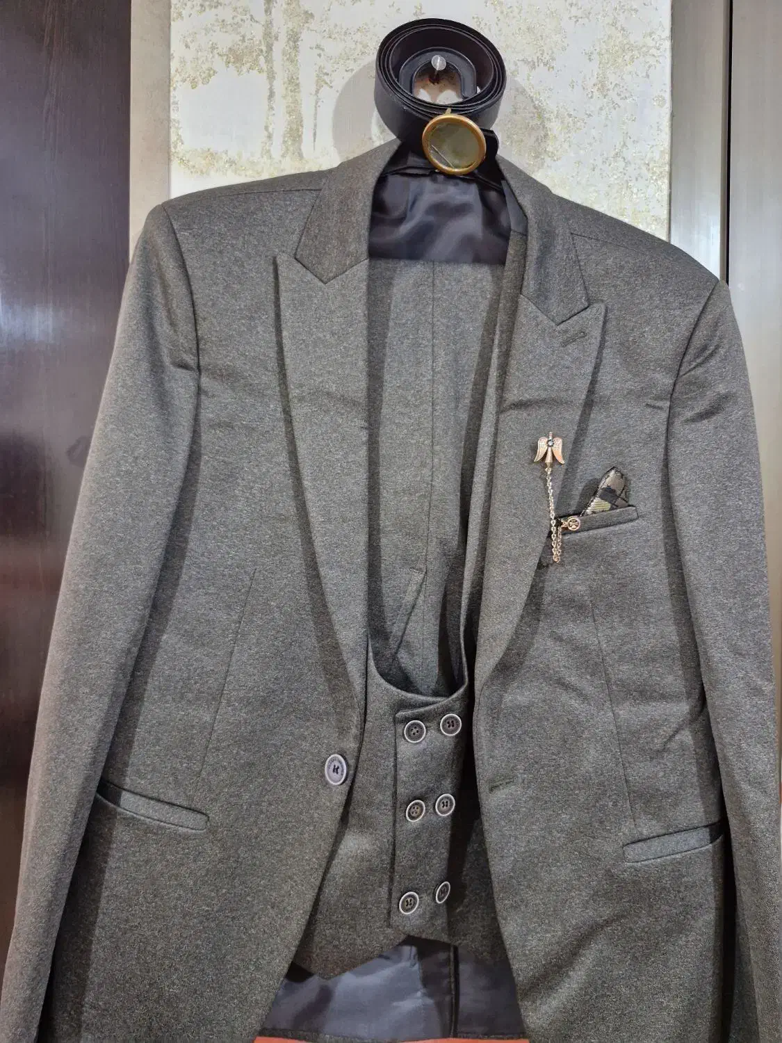 رنگ طوسی|لباس|چابهار, |دیوار