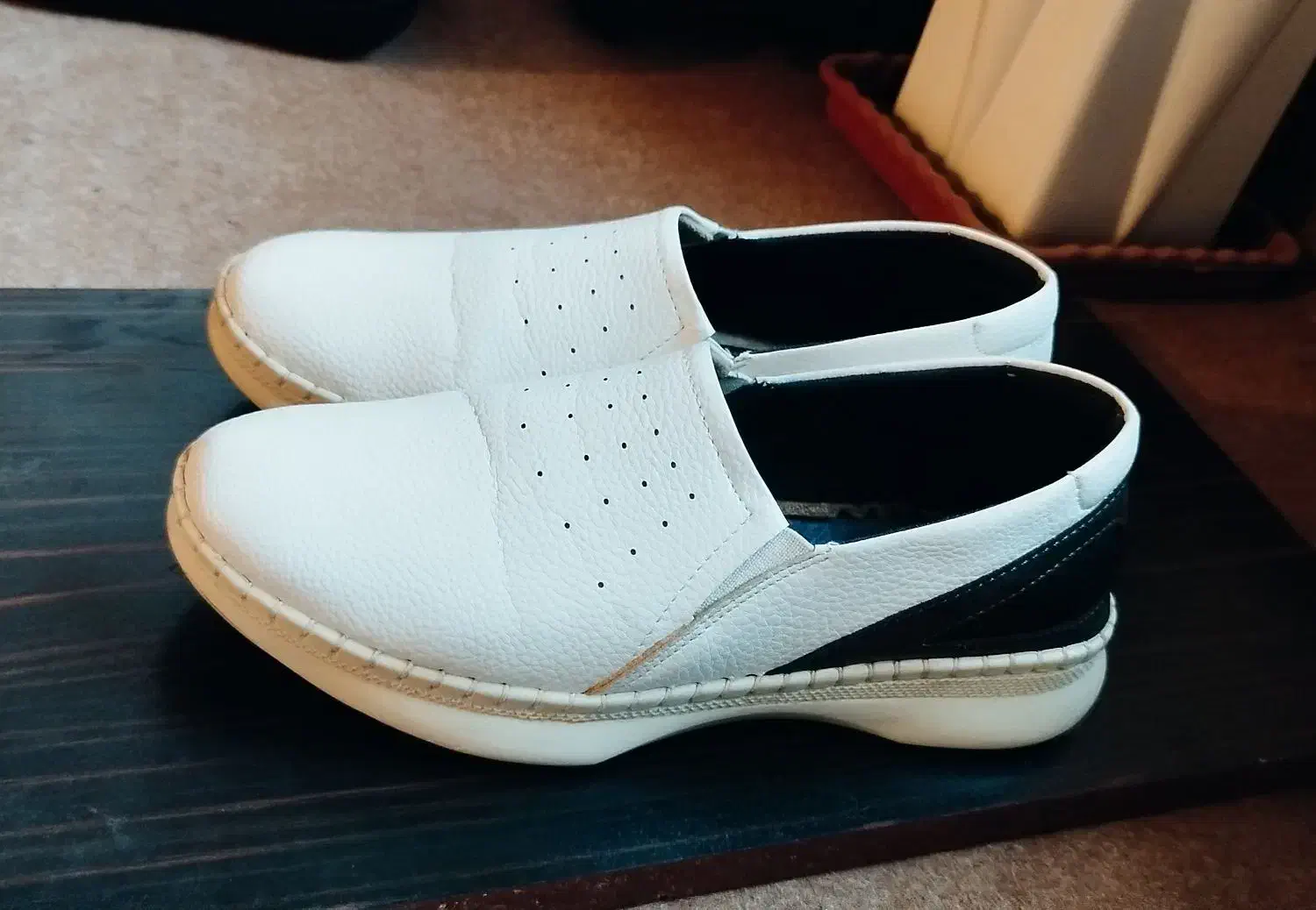 دو مدل کفش طبی|کیف، کفش، کمربند|خوی, |دیوار