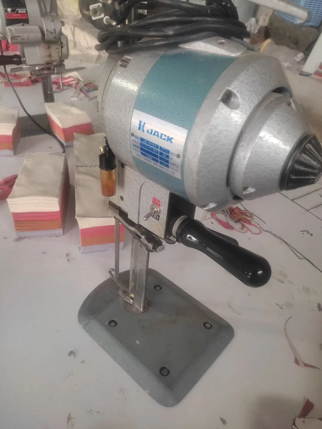 قیچی برقی|لوازم خیاطی و بافتنی|باسمنج, |دیوار