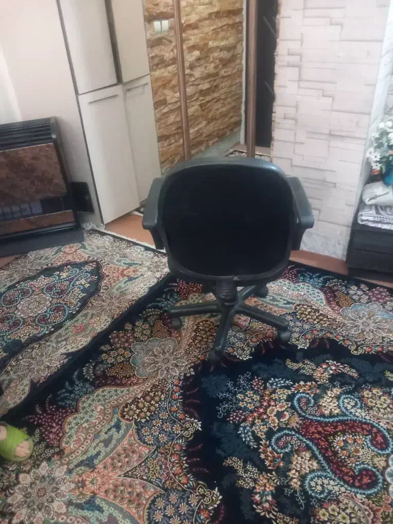 صندلی گردون چرم مشکی سالم|صندلی و نیمکت|شهریار, شهرک شاهد|دیوار