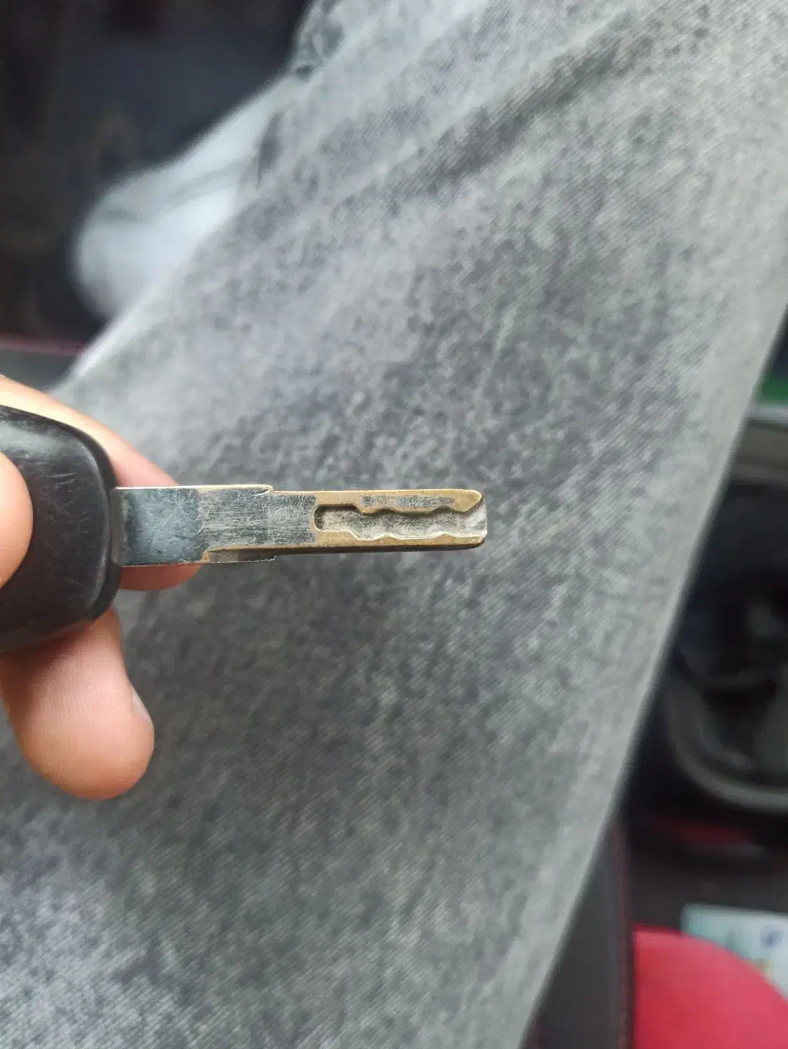 سویئچ به همراه ریموت برلیانس گم کردم|اشیا|قم, لبچال|دیوار