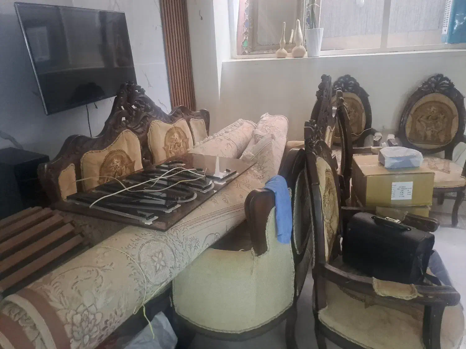 مبل گردوبه همراه میز و کابینت آشپزخانه تمیز|مبلمان خانگی و میز عسلی|اصفهان, قلعه طبره|دیوار