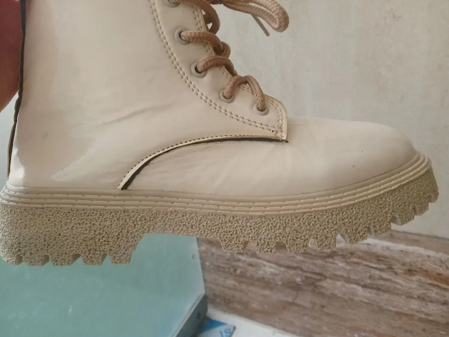 بوت نیم زیپ استخوانی|کیف، کفش، کمربند|اصفهان, فرودگاه|دیوار