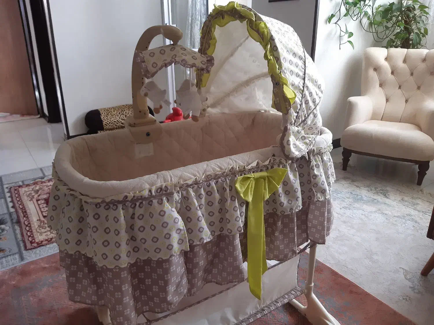تخت کنار مادر و گهواره کودک خارجی در حد نو|تخت و صندلی بچه|شاهین‌شهر, خانه کارگر|دیوار